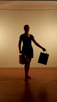 silhueta de mulher com sacolas de compras 