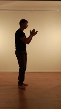 silhueta de homem batendo palmas, parab&eacute;ns 