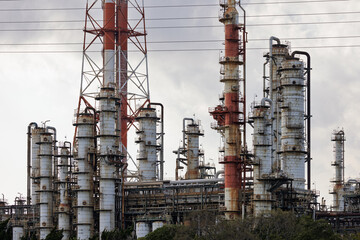 工場の煙突と煙突のようなプラント