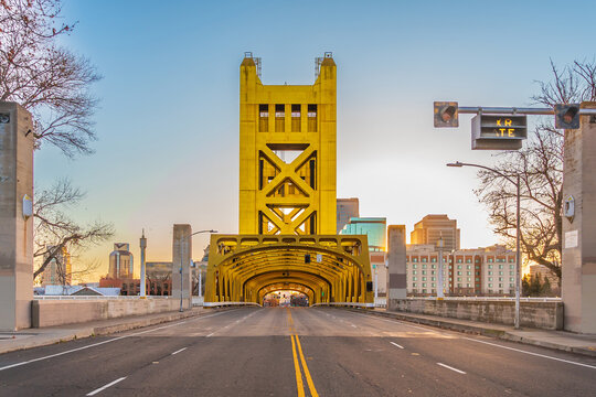 Fototapeta Tower Bridge in old town Sacramento, California