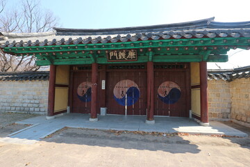 韓国　首露王陵の康義門