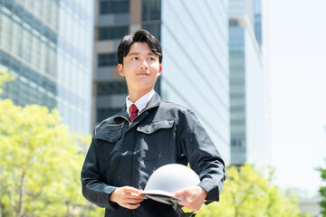 屋外の若い作業員の男性