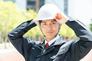 屋外の若い作業員の男性