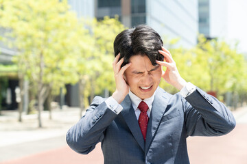 悩むビジネスマン