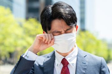 花粉症の若いビジネスマン