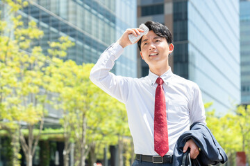 外回りで暑い若いビジネスマン
