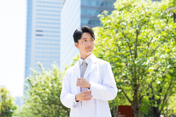 屋外の若い医師