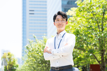 オフィス街で働く若いビジネスマン