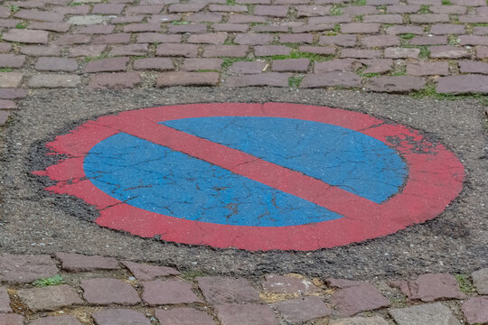 Interdiction de stationner, marquage horizontal 