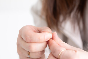 針穴に糸を通す手元