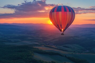 Obraz premium Hot Air Balloon Sunset Flight Over Rolling Hills