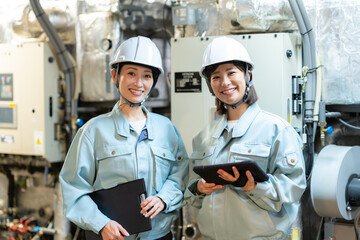 ビルメンテナンスをする女性エンジニア　撮影協力　学校法人電波学園　東京電子専門学校
