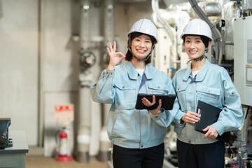 ビルメンテナンスをする女性エンジニア　撮影協力　学校法人電波学園　東京電子専門学校
