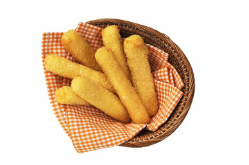 바구니에 담긴 맛있는 치즈스틱.