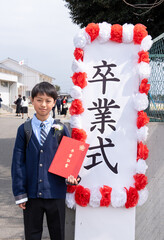 小学校の卒業式に出席する小学生の男の子