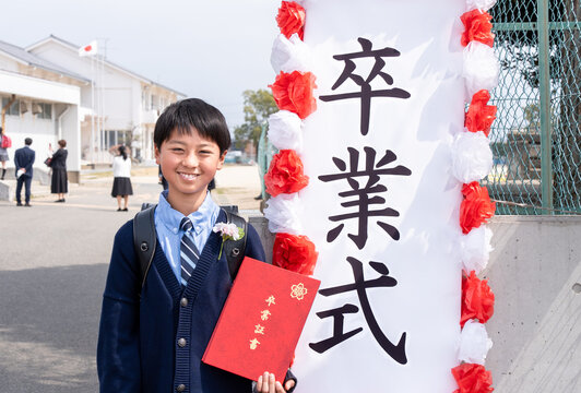 小学校の卒業式に出席する小学生の男の子