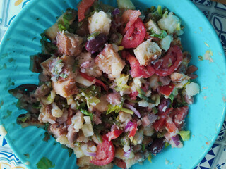  Delicious vegetable salad and bread in a bowl