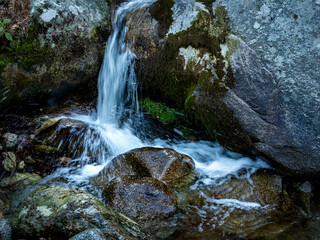 Arroyo entre las rocas