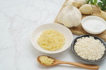 日本の食べ物｜にんにく麹と材料(にんにく・米麹・塩)｜白い大理石の背景
