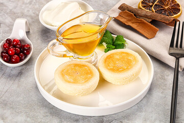 Roasted cheesecakes - Syrniki with honey