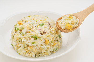 シンプルなチャーハン(具材は玉子・ネギ・しいたけ)