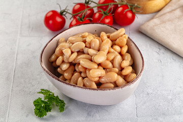 Canned white beans in the bowl