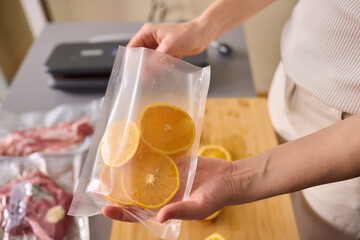 Efficiently Vacuum Sealing Fresh Citrus Fruits for Maximum Storage Time and Flavor Preservation