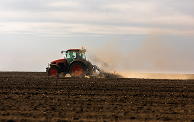 Obraz premium Tractor preparing the land for a new crop planting