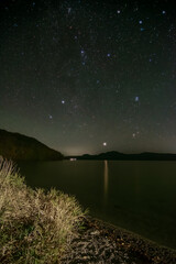 夜の湖畔の美しい星空。