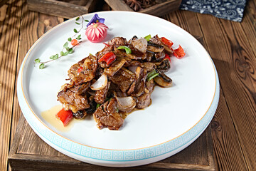 Stir-fried beef with mushrooms and black pepper sauce