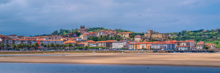 Obraz premium San Vicente de la Barquera panoramic view of town and castle over the river Cantabria Spain
