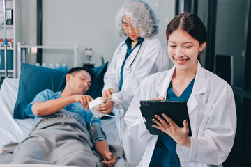 Obraz premium Nurse giving assistance to senior patient with disease in bed. Medical assistant and doctor doing healthcare checkup for pensioner with oxygen tube and IV drip bag in hospital ward.