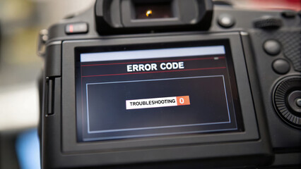 Obraz premium Camera display showing error code with message TROUBLESHOOTING indicating need for quality assurance checks