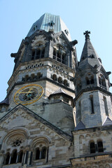Obraz premium Detailed View of Kaiser Wilhelm Memorial Church Facade and Clock in Berlin, Germany
