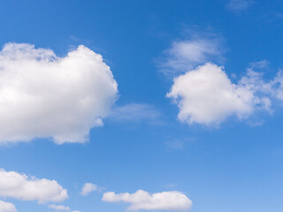 春の穏やかな青空とフワフワな雲01