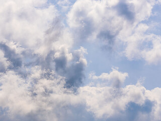 Fototapeta premium 春の空の印象的な雲アップ01