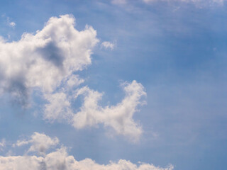春の空の印象的な雲アップ03