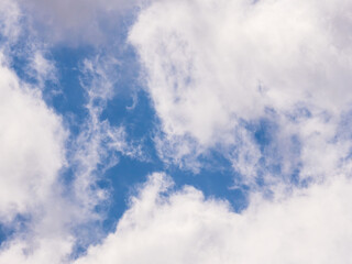 春の空の印象的な雲アップ24