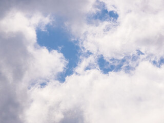 春の空の印象的な雲アップ25