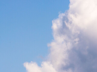 春の空の印象的な雲アップ30