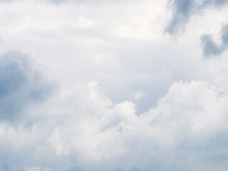 春の空の印象的な雲アップ51