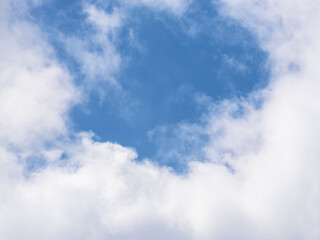 春の空の印象的な雲アップ48