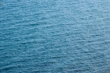 Fototapeta premium Tranquil ocean waves under clear blue sky capturing serene coastal beauty