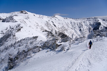 上州武尊山とそこを目指す登山者
