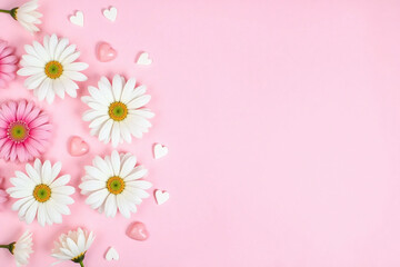 Fototapeta premium white flowers and hearts on a pink background