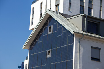 Solarfassade: Wohnhaus mit Solarmodulen an der Fassade