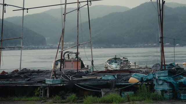 小雨の伊根町と漁船