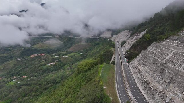 Video a&eacute;reo realizado con drone sobre la nueva v&iacute;a que pertenece a la "Conexi&oacute;n Pac&iacute;fico 1" unidad Funcional 2 en  las zonas rurales de los municipios de Amag&aacute; y Titirib&iacute;, Antioquia, Colombia.