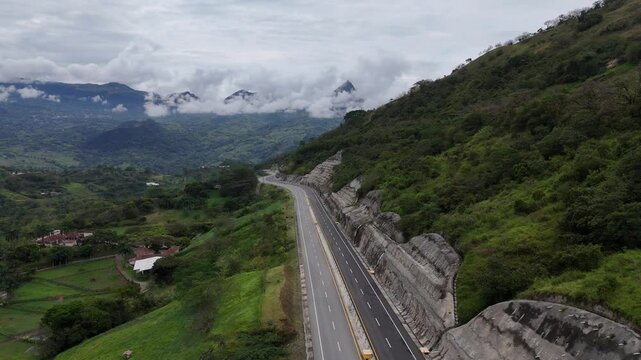 Video a&eacute;reo realizado con drone sobre la nueva v&iacute;a que pertenece a la "Conexi&oacute;n Pac&iacute;fico 1" unidad Funcional 2 en  las zonas rurales de los municipios de Amag&aacute; y Titirib&iacute;, Antioquia, Colombia.