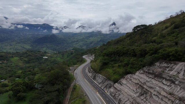 Video a&eacute;reo realizado con drone sobre la nueva v&iacute;a que pertenece a la "Conexi&oacute;n Pac&iacute;fico 1" unidad Funcional 2 en  las zonas rurales de los municipios de Amag&aacute; y Titirib&iacute;, Antioquia, Colombia.